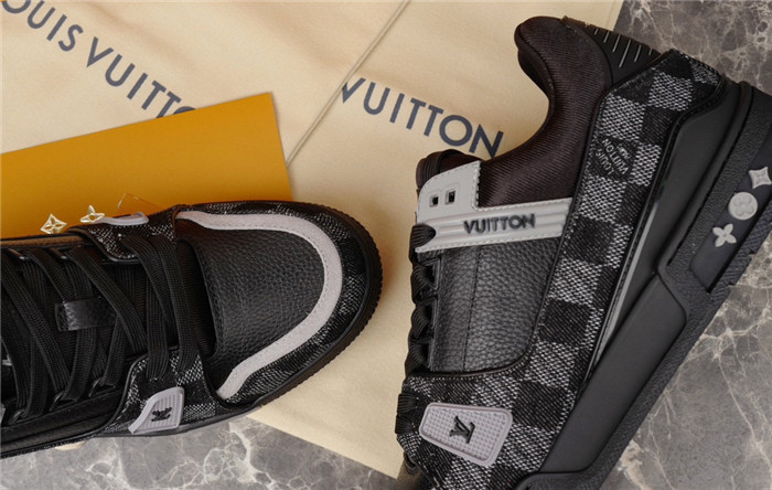 L1VV TRAINER