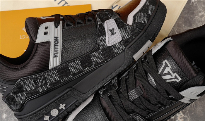 L1VV TRAINER
