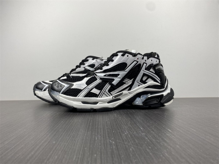 BALEN Black & White Runner Sneakers 677402 W3RB2 9010