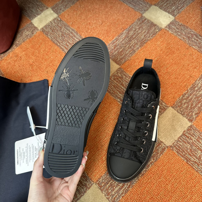 B23 Oblique Sneaker