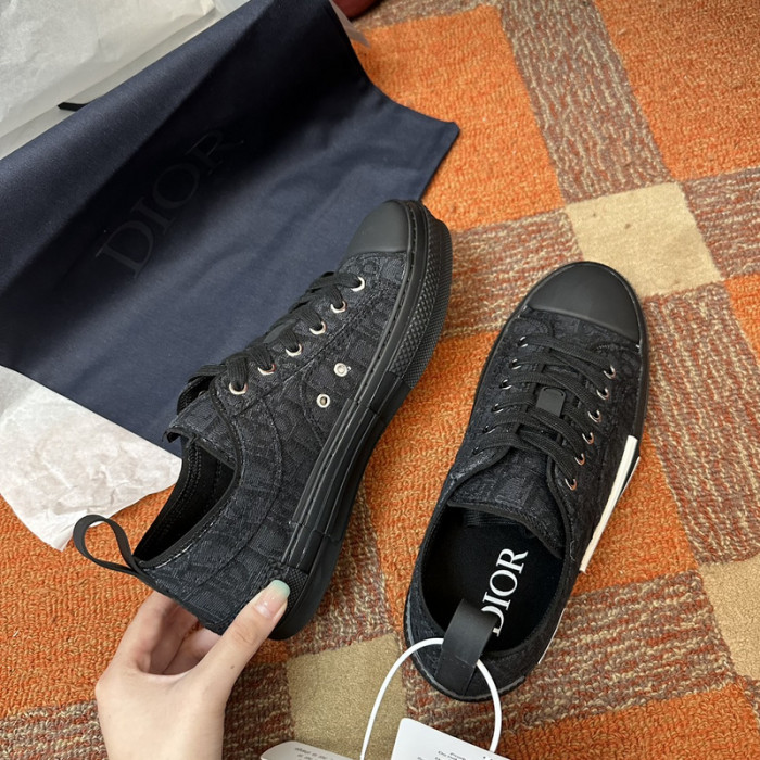 B23 Oblique Sneaker