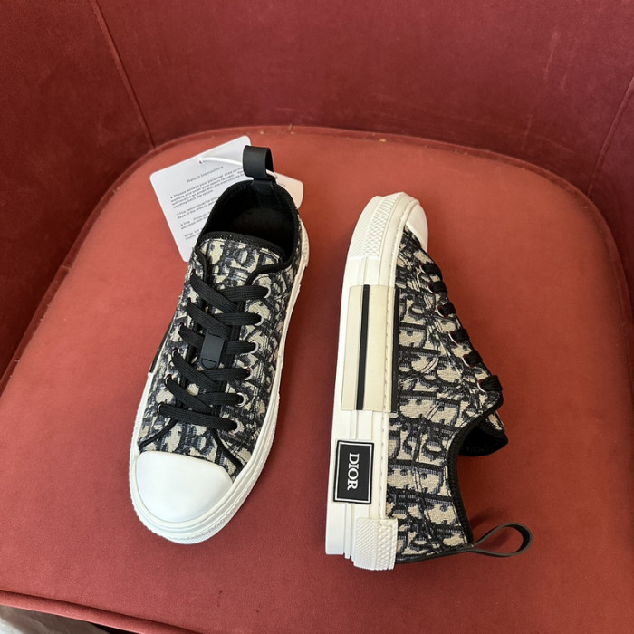 B23 Oblique Sneaker