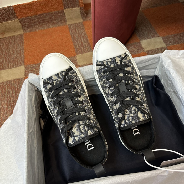 B23 Oblique Sneaker