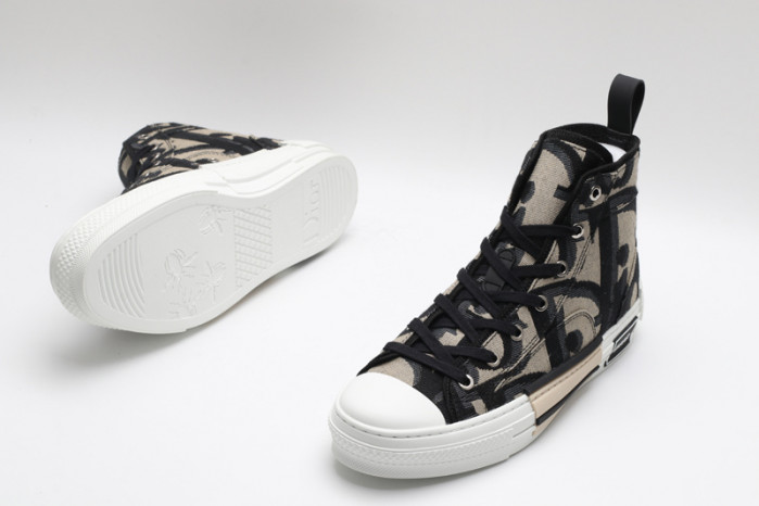 B23 Oblique Sneaker