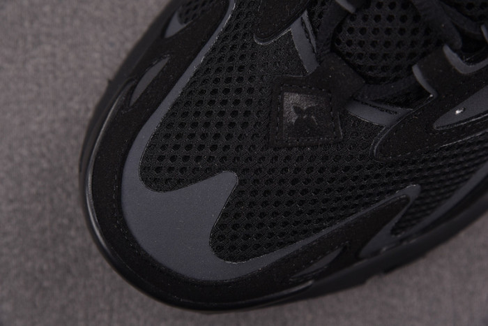 L1VV  Sneakers