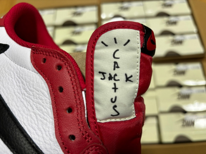 Travis Scott x Air Jordan 1 Low OG "Chicago"