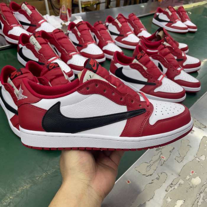Travis Scott x Air Jordan 1 Low OG "Chicago"