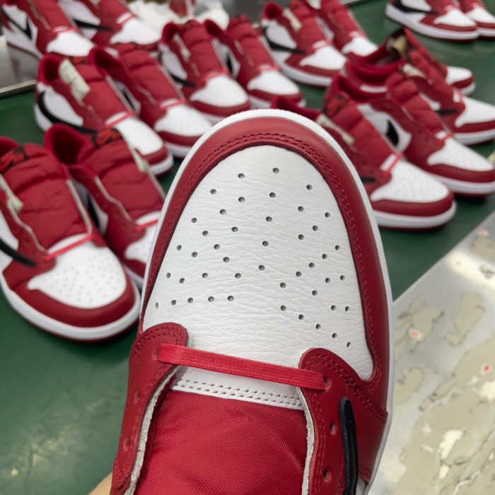 Travis Scott x Air Jordan 1 Low OG "Chicago"