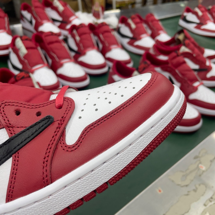Travis Scott x Air Jordan 1 Low OG "Chicago"