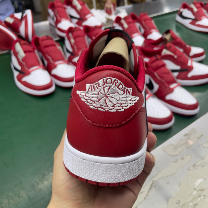 Travis Scott x Air Jordan 1 Low OG "Chicago"