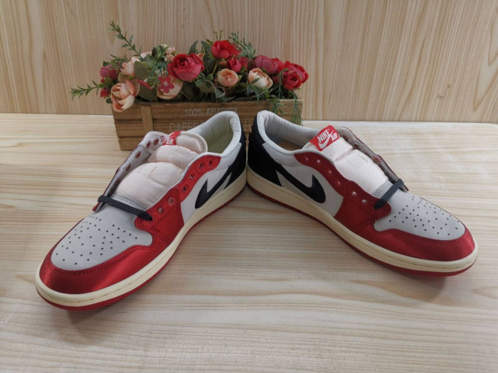 Air Jordan 1 Retro Low OG Trophy Room Away FN0432-100