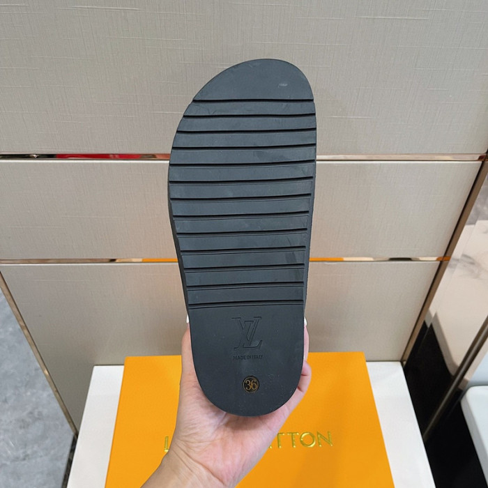 L1VV SANDALS
