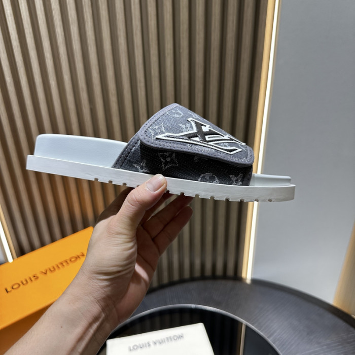 L1VV SANDALS