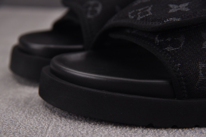 L1VV SANDALS