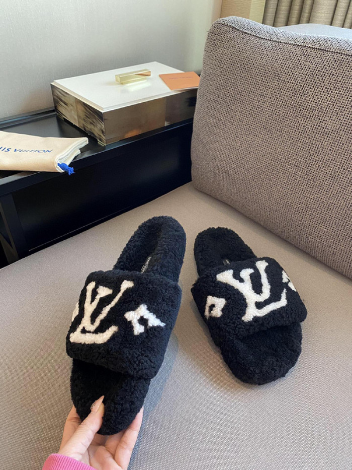 L1VV SANDALS