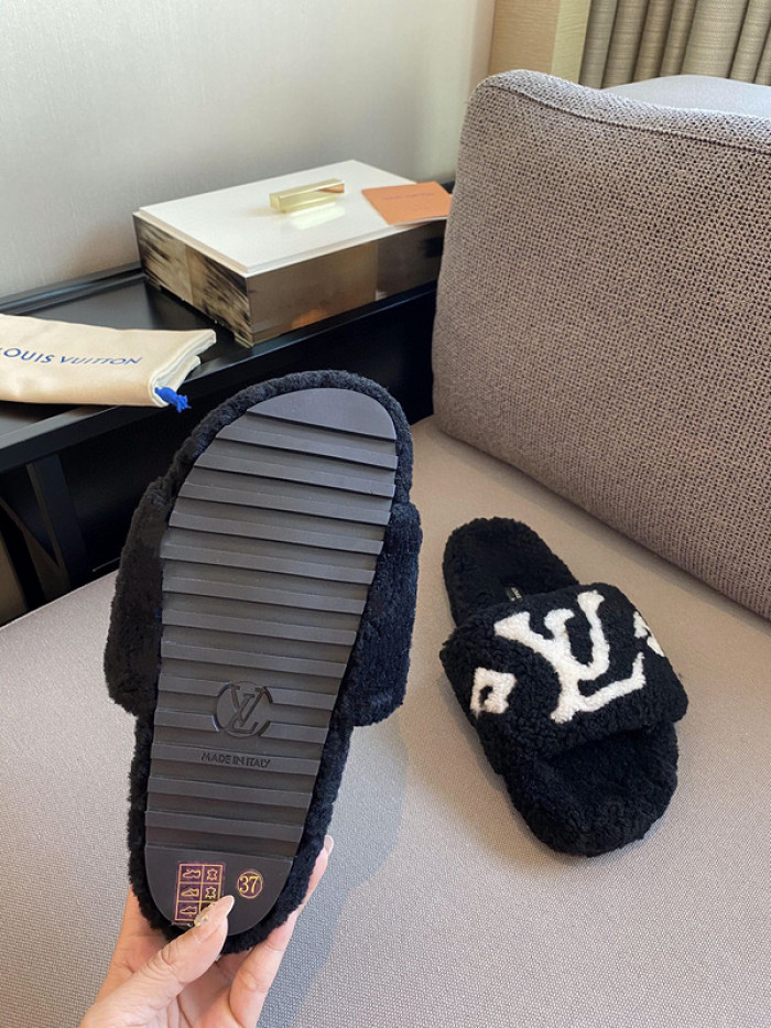 L1VV SANDALS