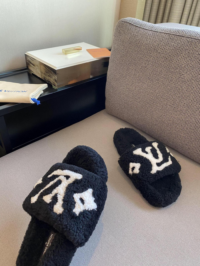 L1VV SANDALS