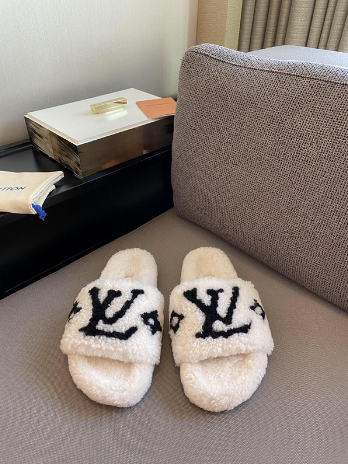 L1VV SANDALS