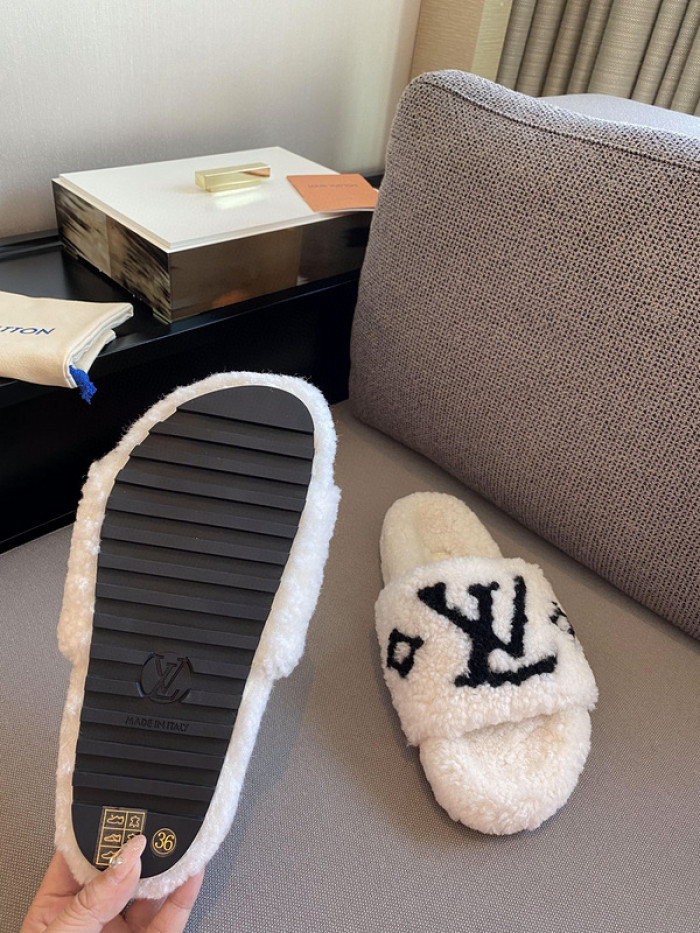 L1VV SANDALS