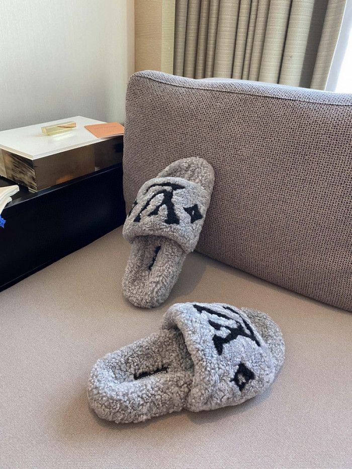 L1VV SANDALS