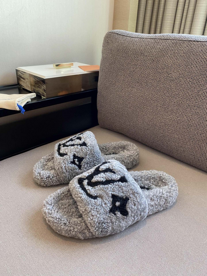 L1VV SANDALS