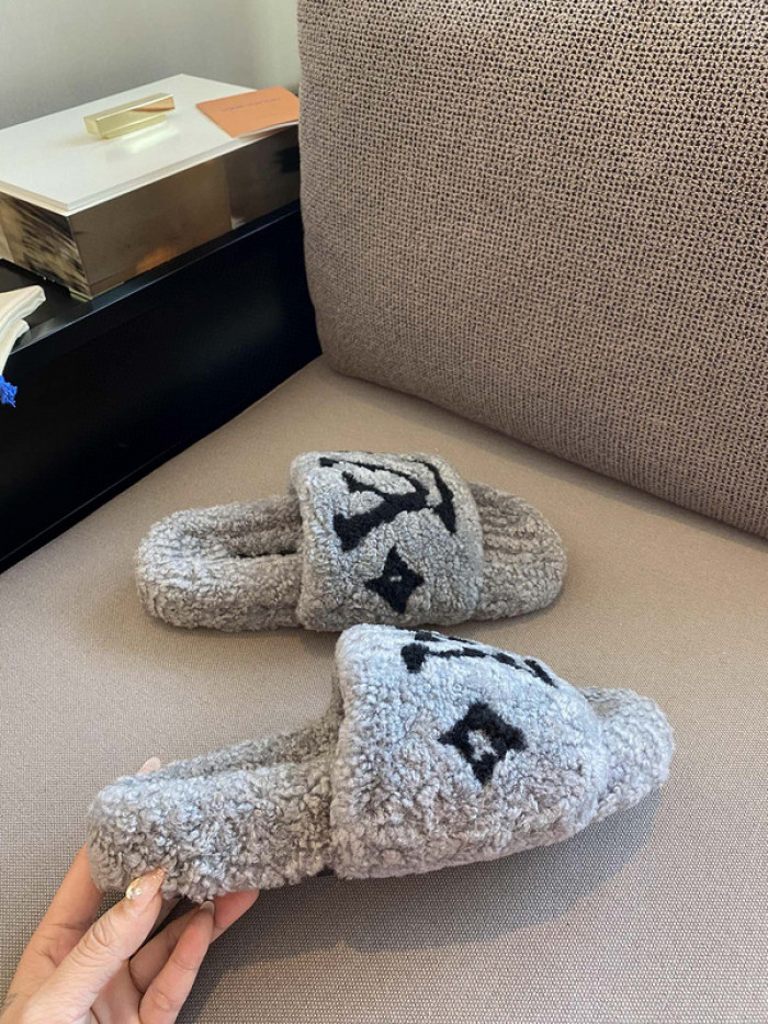 L1VV SANDALS