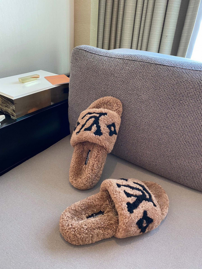 L1VV SANDALS