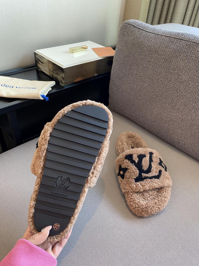 L1VV SANDALS